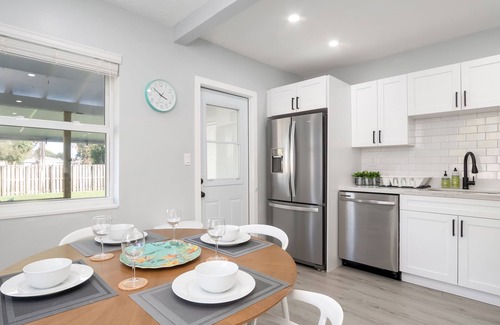 Hallandale Beach Casa | Super Modern ~3 miles to Beach~ Large Yard/Patio & BBQ