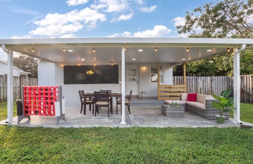 Hallandale Beach Casa | Super Modern ~3 miles to Beach~ Large Yard/Patio & BBQ