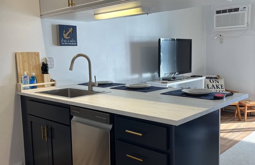 Oak Harbor Condominio | Super nice, waterfront Lake Erie getaway with boat dock - Green Cove Resort!