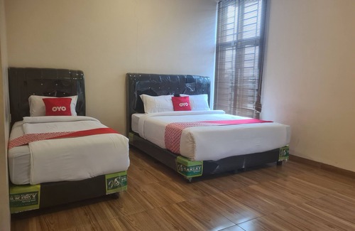 Medan Hotel | Super OYO 3316 Adam Malik Guesthouse Near Stasiun Medan