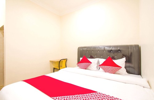 Medan Hotel | Super OYO 3316 Adam Malik Guesthouse Near Stasiun Medan