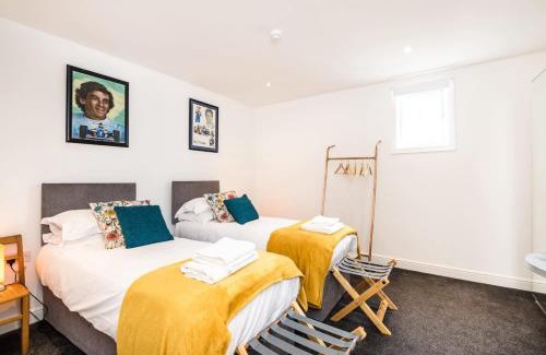 Liverpool Casa | Super Size Static Duplex Barge 3 double bedrooms plus 3 triple bedrooms all with modern en-suites