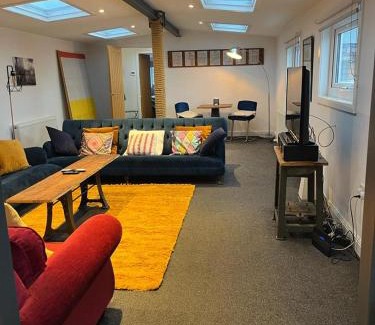Liverpool Casa | Super Size Static Duplex Barge 3 double bedrooms plus 3 triple bedrooms all with modern en-suites