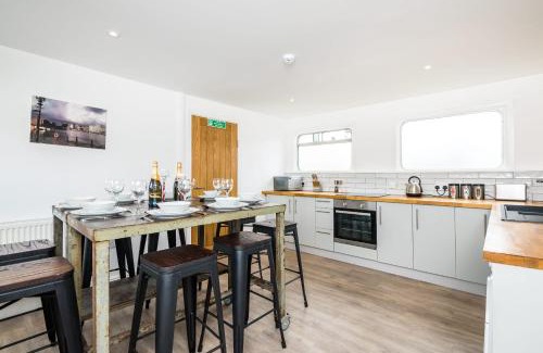 Liverpool Casa | Super Size Static Duplex Barge 3 double bedrooms plus 3 triple bedrooms all with modern en-suites