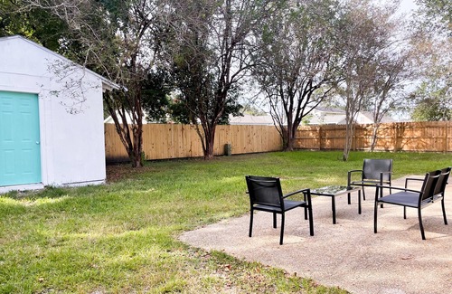 LaPlace Casa | Super spacious two-story home. Close to I-10, Airline Hwy, & area oil refineries