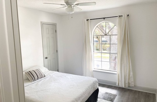 LaPlace Casa | Super spacious two-story home. Close to I-10, Airline Hwy, & area oil refineries