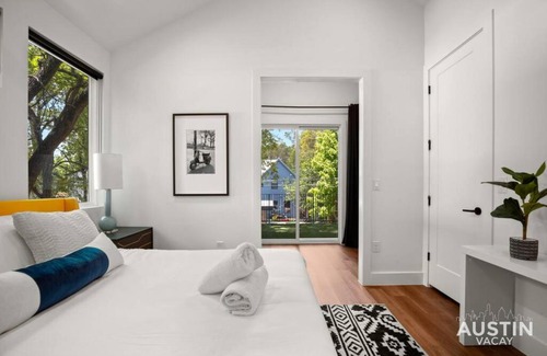 East Cesar Chavez Casa | Super Stunning Back House w Terrace in East Chavez