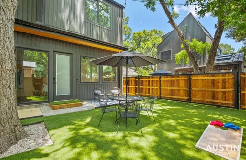 East Cesar Chavez Casa | Super Stunning Back House w Terrace in East Chavez