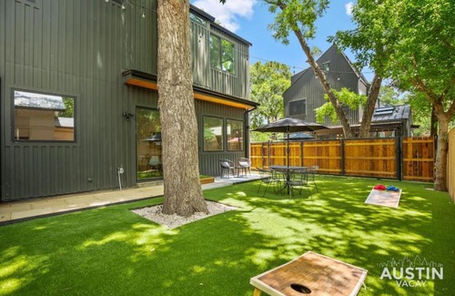 East Cesar Chavez Casa | Super Stunning Back House w Terrace in East Chavez