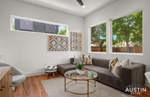 East Cesar Chavez Casa | Super Stunning Back House w Terrace in East Chavez
