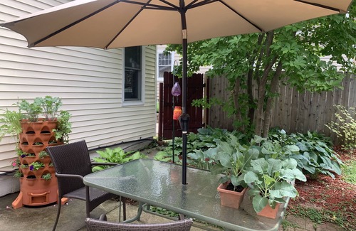 Des Moines Apartamento | Super Sweet 1 Queen/private bath/laundry close to I-235 and all hospitals
