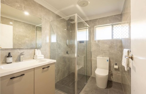 Macgregor Casa | Super Value 4BR House near Westfield/Shops/Parks