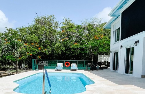 Falmouth Harbour Apartamento | Super Yacht View, Lovely 1 bedroom apartment, pool overlooking Falmouth Harbour