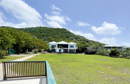 Falmouth Harbour Apartamento | Super Yacht View, Lovely 1 bedroom apartment, pool overlooking Falmouth Harbour
