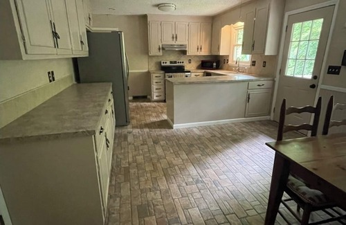 Cornelius Casa | Superb 2-bedroom bungalow in Cornelius with WiFi access
