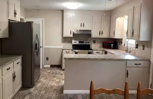Cornelius Casa | Superb 2-bedroom bungalow in Cornelius with WiFi access