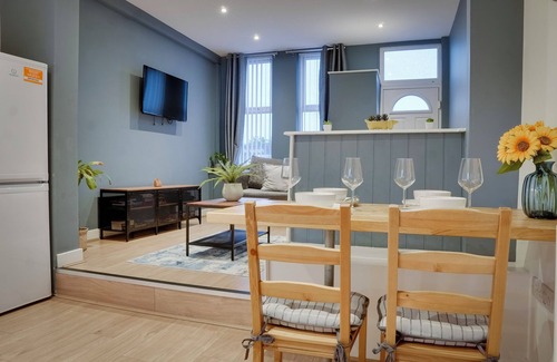 Birkenhead Casa | Superb 2 bedroom house - minutes to City Centre