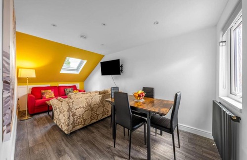 Southall Broadway Casa | Superb 3BD Home in the Heart of Southall -Sleeps 8