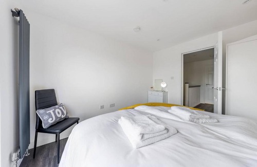 Southall Broadway Casa | Superb 3BD Home in the Heart of Southall -Sleeps 8