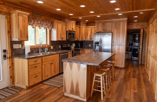 Island Park Cabina | Superb 5-bedroom 4.5-bathroom with Brand New Hot Tub! Freshly Updated!