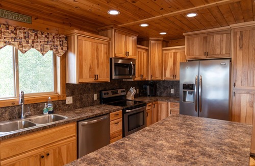 Island Park Cabina | Superb 5-bedroom 4.5-bathroom with Brand New Hot Tub! Freshly Updated!