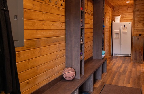 Island Park Cabina | Superb 5-bedroom 4.5-bathroom with Brand New Hot Tub! Freshly Updated!