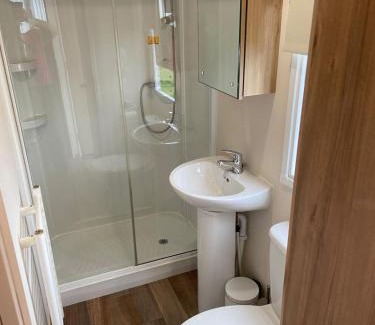 Clacton-on-Sea Chalet De Esquí | Superb 6 Berth Caravan At St Osyth Beach, Near Clacton-On-Sea Ref 28008Mc