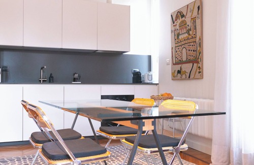 Central Station Apartamento | Superb and Charming apartment in central Milan with piazza views.