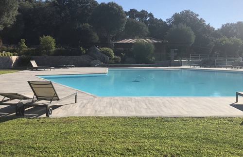 Porto-Vecchio Apartamento | Nuevo apartamento con terraza y jardín privado en área protegida con piscina y 2 canchas de tenis
