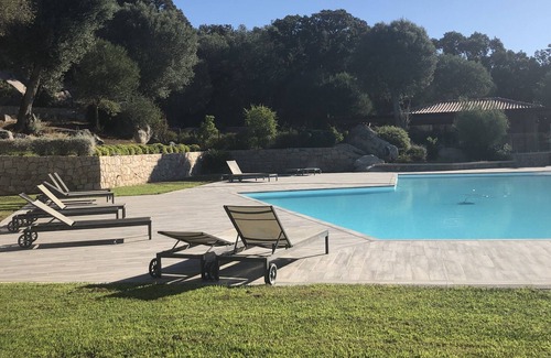 Porto-Vecchio Apartamento | Nuevo apartamento con terraza y jardín privado en área protegida con piscina y 2 canchas de tenis