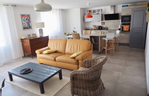 Volx Apartamento | Superb apartment in a villa with swimming pool in a quiet location!