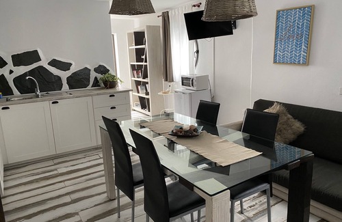 Tinajo Cama Y Desayuno | Magnífico apartamento con jardín con vistas a las montañas.