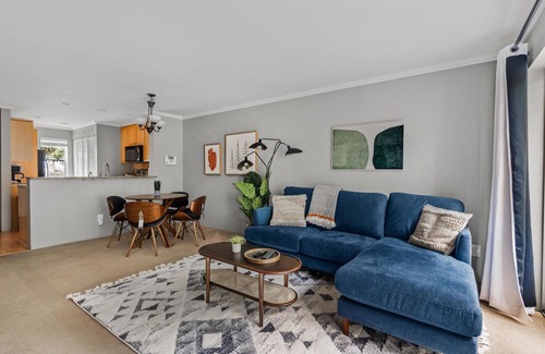East Lake Hills Casa | Superb Bellevue 2BR w/ Balcony & Lake Views, nr Parks, by Blueground