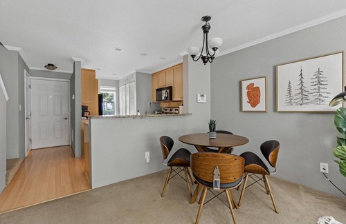 East Lake Hills Casa | Superb Bellevue 2BR w/ Balcony & Lake Views, nr Parks, by Blueground