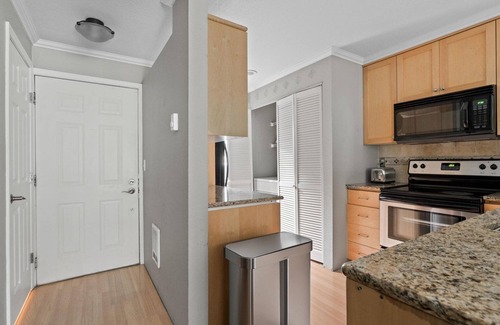 East Lake Hills Casa | Superb Bellevue 2BR w/ Balcony & Lake Views, nr Parks, by Blueground