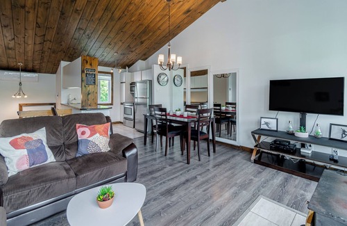 Stoneham Apartamento | Superb condo facing Stoneham ski slopes!