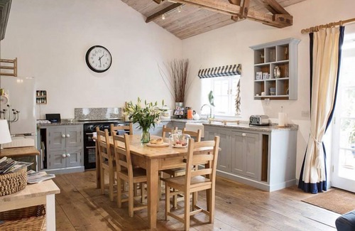 Ottery St Mary Casa | Desde £ 28 pppn. Un magnífico granero independiente clasificado conversión de granero cerca del campo y la costa