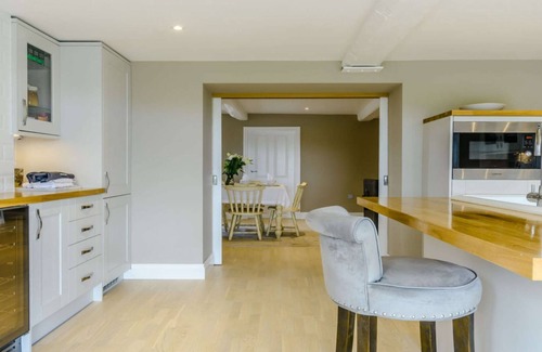 Broadway Cabaña | Superb, expansive 5 bedroom former farm house in Broadway - The Farmhouse