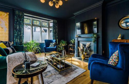 Old Windsor Casa | Superb Home in Windsor by Casa by Grace, Legoland, Large groups, New HOT TUB, Dog Friendly, Free Parking, sleeps 7-9!