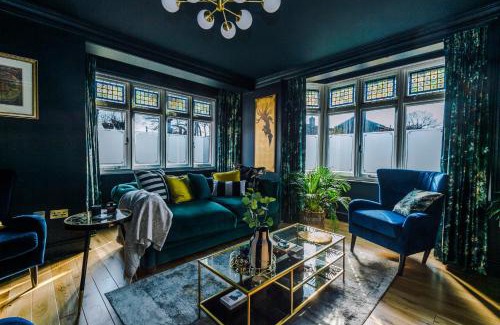 Old Windsor Casa | Superb Home in Windsor by Casa by Grace, Legoland, Large groups, New HOT TUB, Dog Friendly, Free Parking, sleeps 7-9!