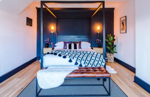 Old Windsor Casa | Superb Home in Windsor by Casa by Grace, Legoland, Large groups, New HOT TUB, Dog Friendly, Free Parking, sleeps 7-9!