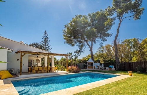 Calahonda Villa | MAGNÍFICA VILLA ESTILO IBICENCO CUALQUIER COMODIDAD -600M PLAYA Y COMERCIOS-