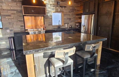 Wentworth-Nord Chalet De Esquí | Superb luxury chalet lost in the forest, with spa, fireplace and lake view!