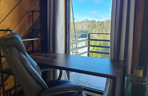 Wentworth-Nord Chalet De Esquí | Superb luxury chalet lost in the forest, with spa, fireplace and lake view!