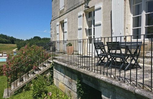 Soyaux Apartamento | Superb manor house apartment with garden and swimming pool