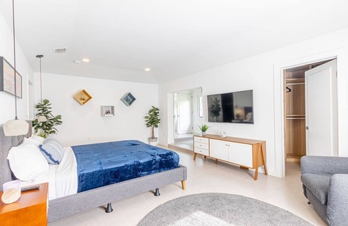 Miami Shores Villa | Superb Modern Villa w/ Mini Golf+ Heated Pool+BBQ Grill