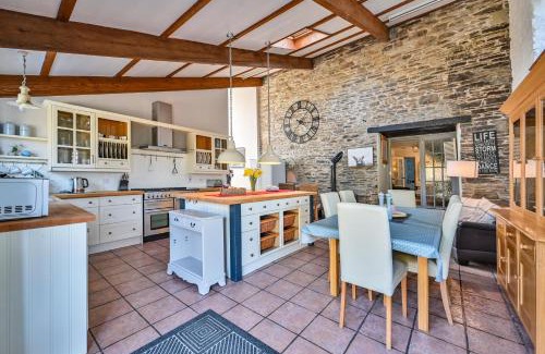 Bodinnick Casa | Superb Old Farmhouse near the Beach with Large Hot Tub , Free Access to an Indoor Pool, Free Animal Feeding ,Free Pony Rides and Free Tractor Rides