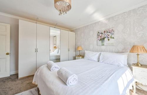 Bodinnick Casa | Superb Old Farmhouse near the Beach with Large Hot Tub , Free Access to an Indoor Pool, Free Animal Feeding ,Free Pony Rides and Free Tractor Rides