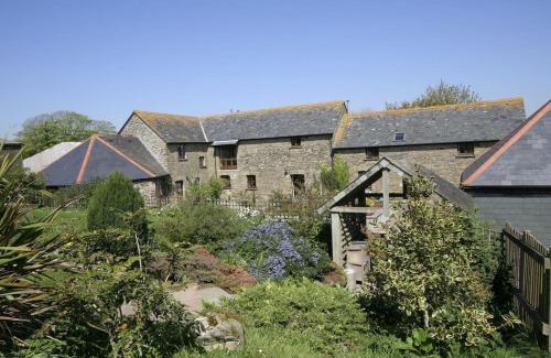 Bodinnick Casa | Superb Old Farmhouse near the Beach with Large Hot Tub , Free Access to an Indoor Pool, Free Animal Feeding ,Free Pony Rides and Free Tractor Rides