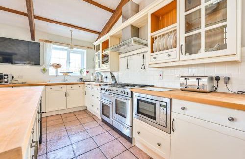 Bodinnick Casa | Superb Old Farmhouse near the Beach with Large Hot Tub , Free Access to an Indoor Pool, Free Animal Feeding ,Free Pony Rides and Free Tractor Rides